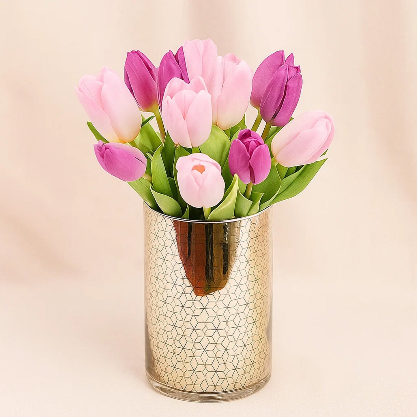 ورد توليب زهري في مزهرية ذهبية