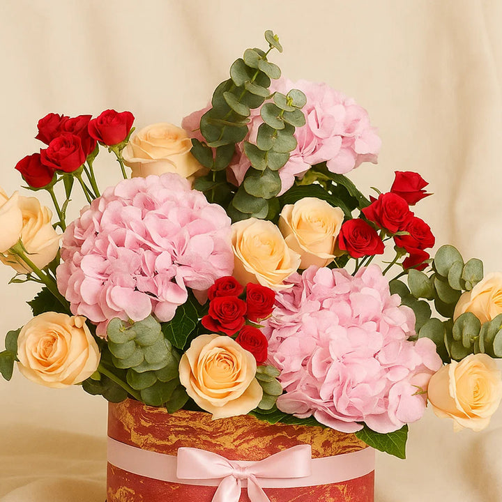 سلة هيدرانجيا مع الورود