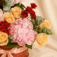 سلة هيدرانجيا مع الورود