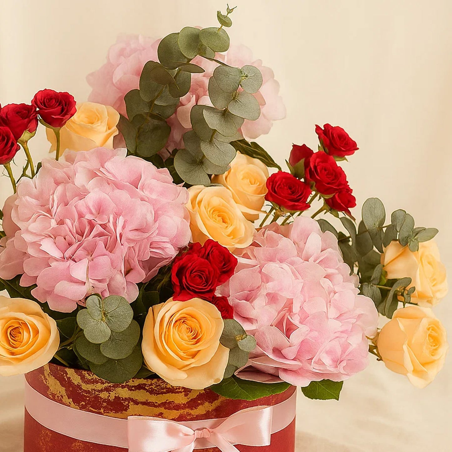 سلة هيدرانجيا مع الورود