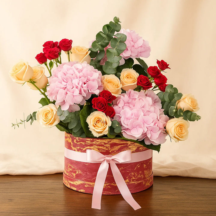 سلة هيدرانجيا مع الورود