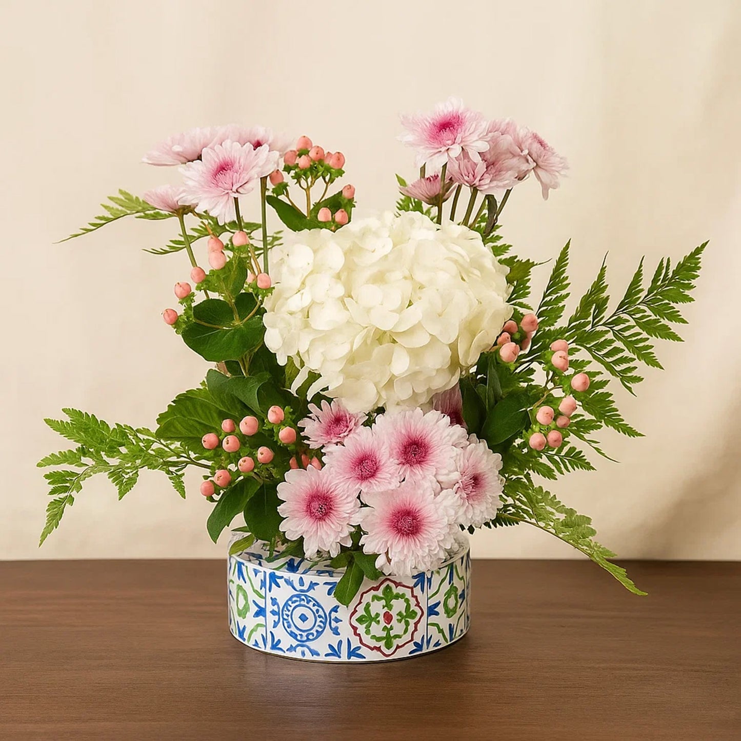 فازة هيدرانجيا بيضاء مع أقحوان