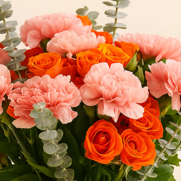 فازة ورود مع زهر القرنفل الخلاب