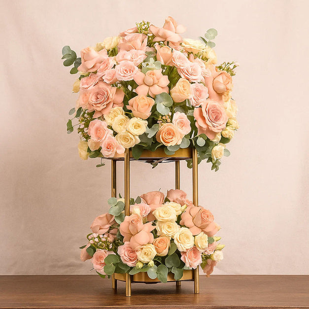 باقة الجمال - ستاند ذهبي من ورود الكابتشينو