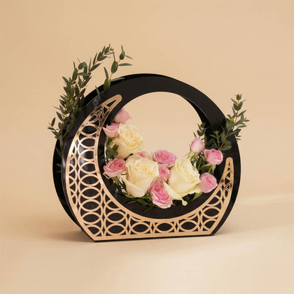 مزهرية ورد على شكل هلال