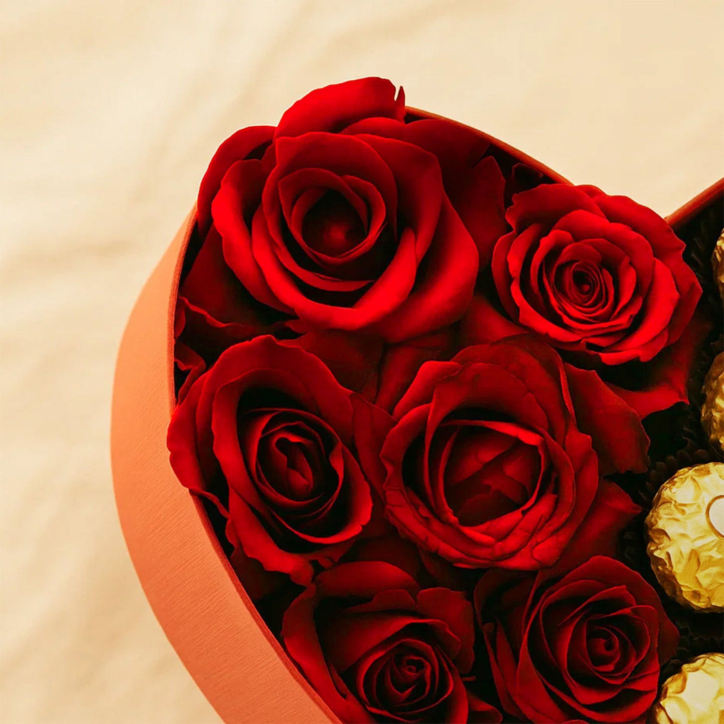 بوكس الشغف ورد أحمر وشوكولاتة شكل قلب