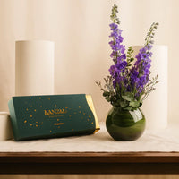 شوكولاتة كانزل اليجانس مع فازة دلفينيوم