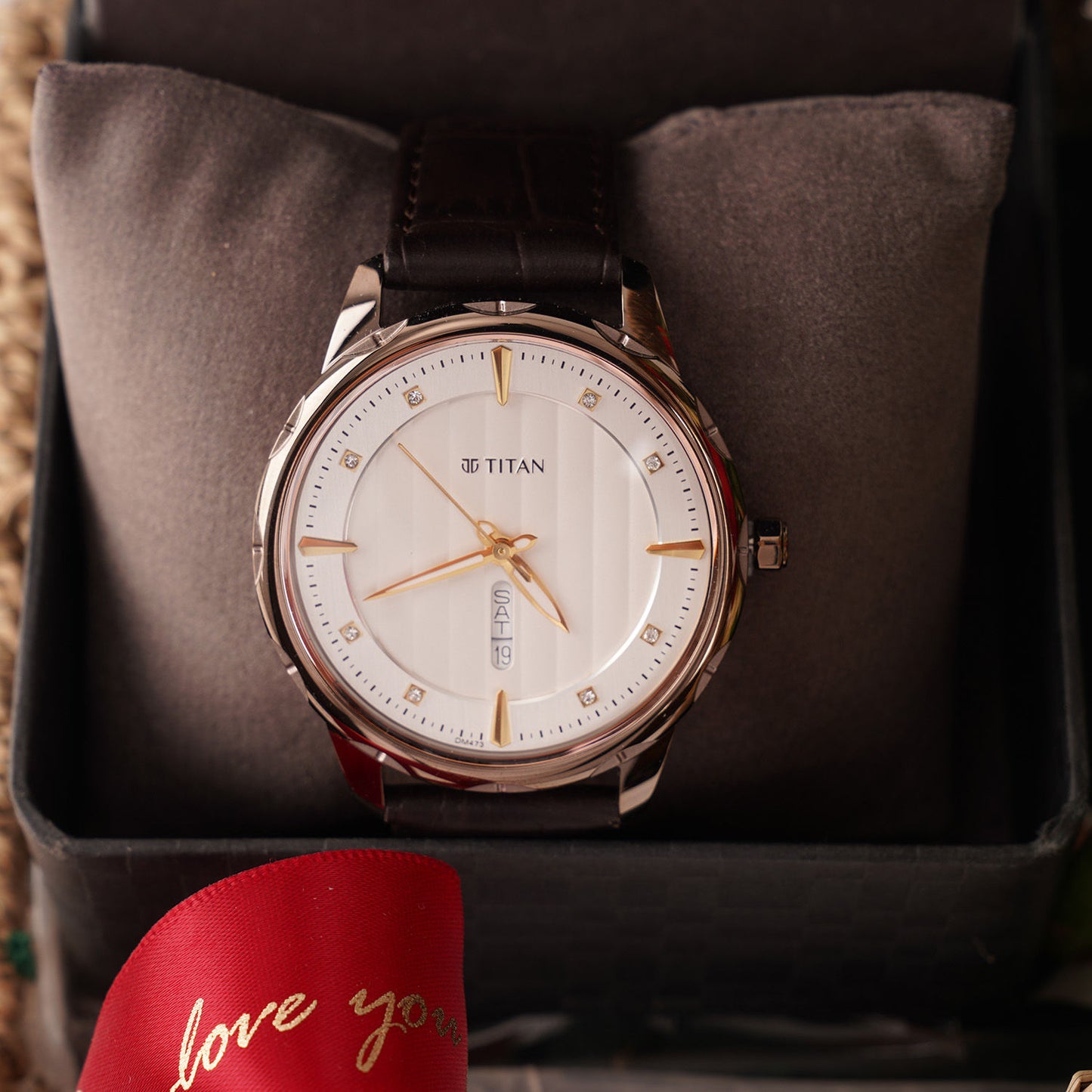 سلة ورد و ساعة تيتان هدية رجالية