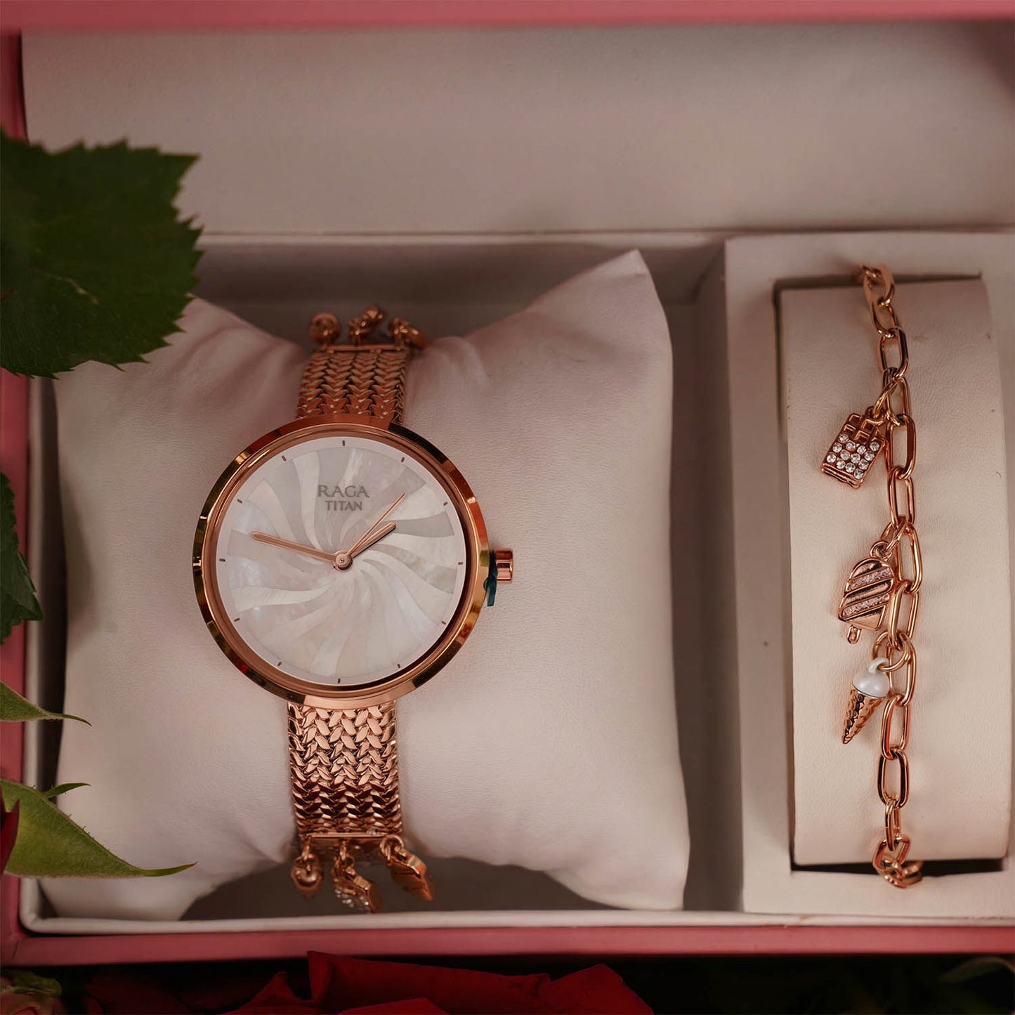 ورد و طقم ساعة تيتان نسائية | أنتِ عالمي