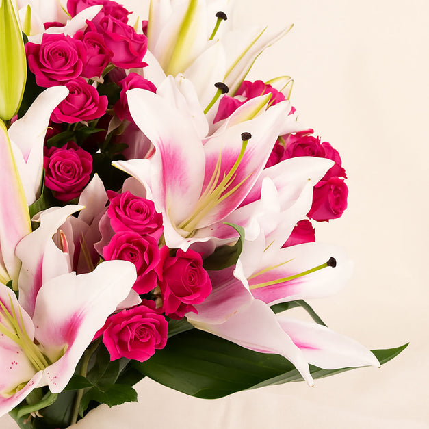 باقة يد ورود مع زهرة لي لي