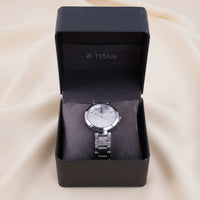 ساعة تيتان وورك وير فضية للنساء مع ورد و بالونات