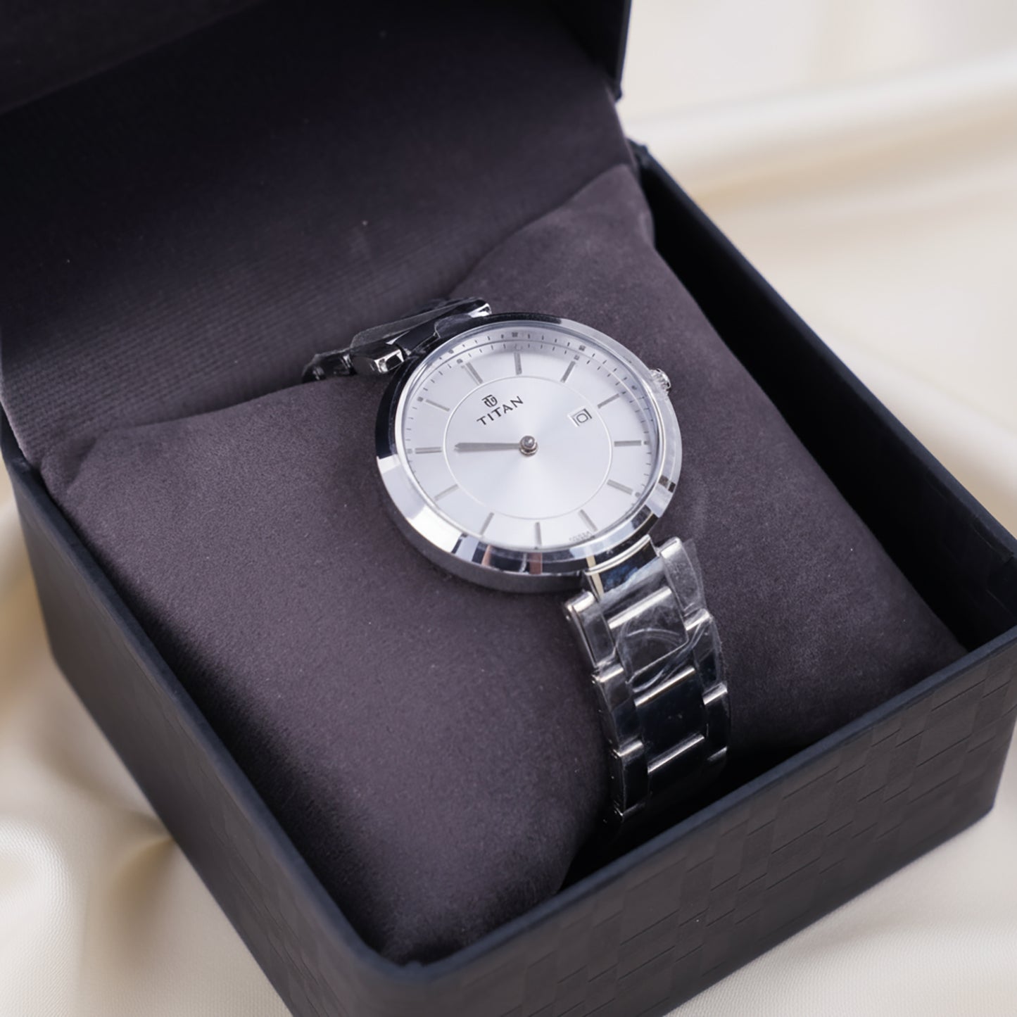 ساعة تيتان وورك وير فضية للنساء مع ورد و بالونات