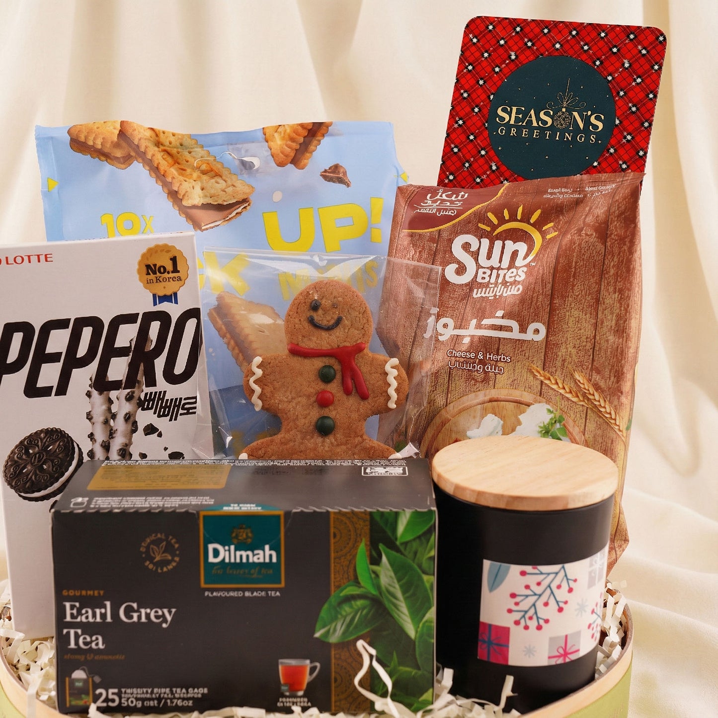 سلة هدايا سناكات شاي مع شمعة