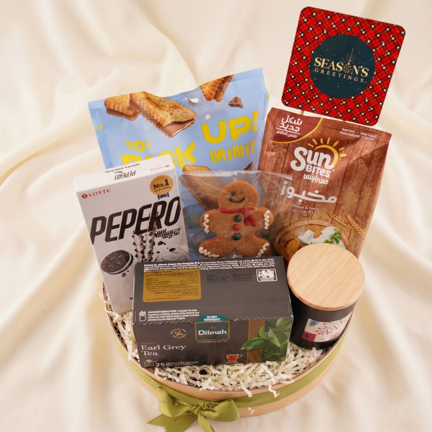 سلة هدايا سناكات شاي مع شمعة