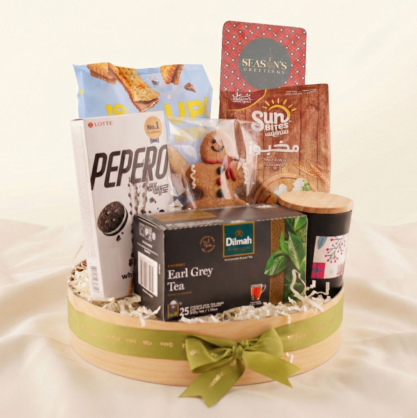 سلة هدايا سناكات شاي مع شمعة