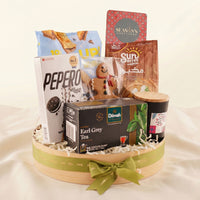 سلة هدايا سناكات شاي مع شمعة