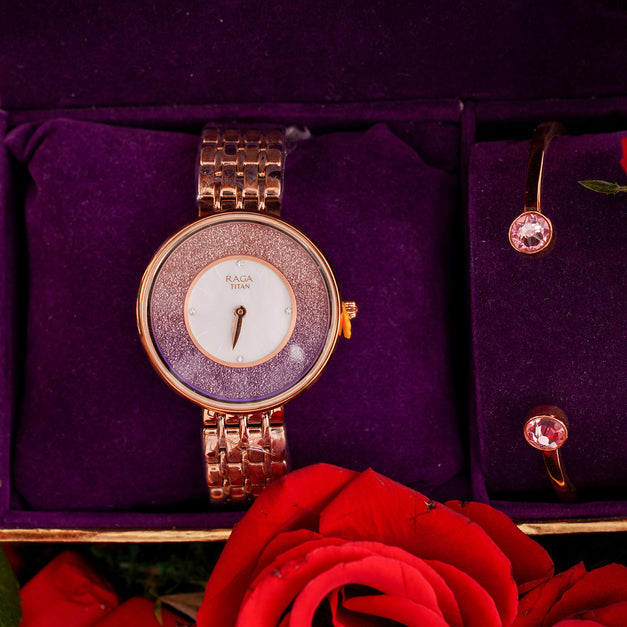 طقم هدايا تيتان نسائي مع ورد و شوكولاتة