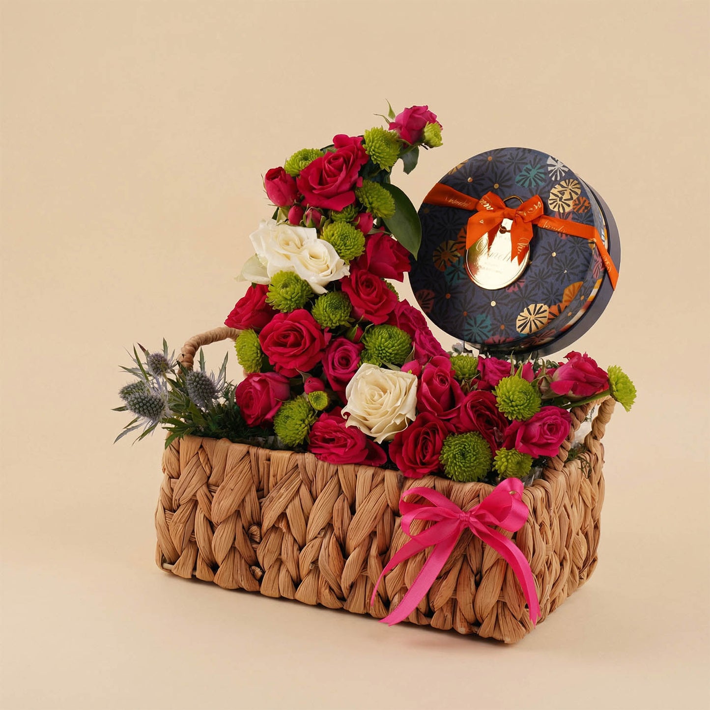 سلة ورد مع علبة شوكولاتة فينشي