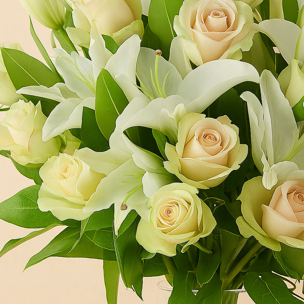 فازة ورد و لي لي أبيض أنيقة