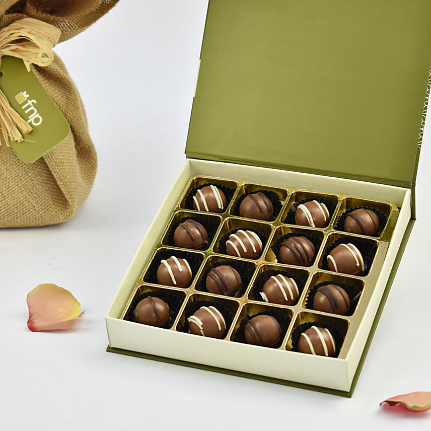 بوكيه ورد كابتشينو مع علبة شوكولاتة