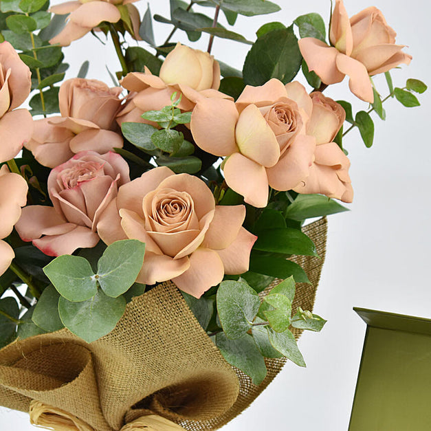 بوكيه ورد كابتشينو مع علبة شوكولاتة