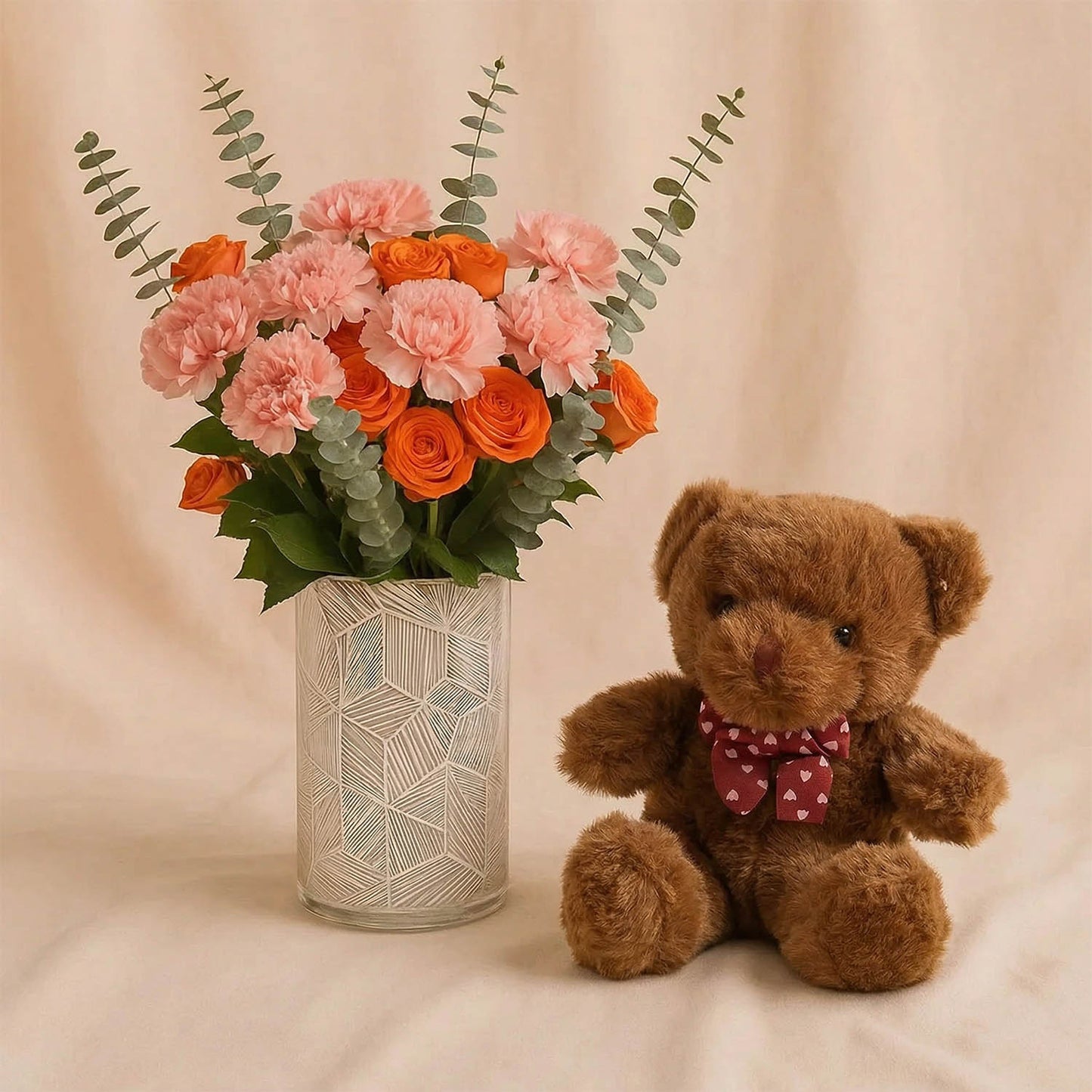 فازة ورد القرنفل الخلاب مع دبدوب أبيض