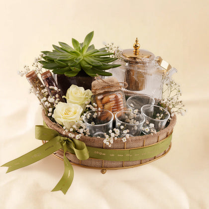 صينية شاي مع باقة ورد و نباتات